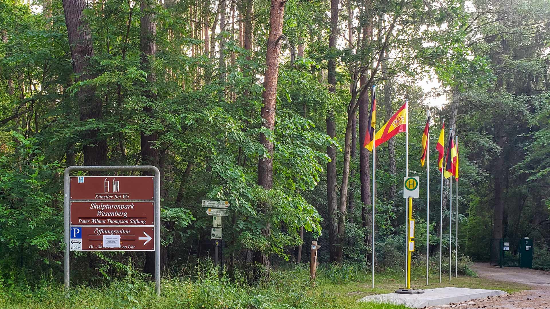 Entrance and lake path at Skulpturenpark Wesenberg